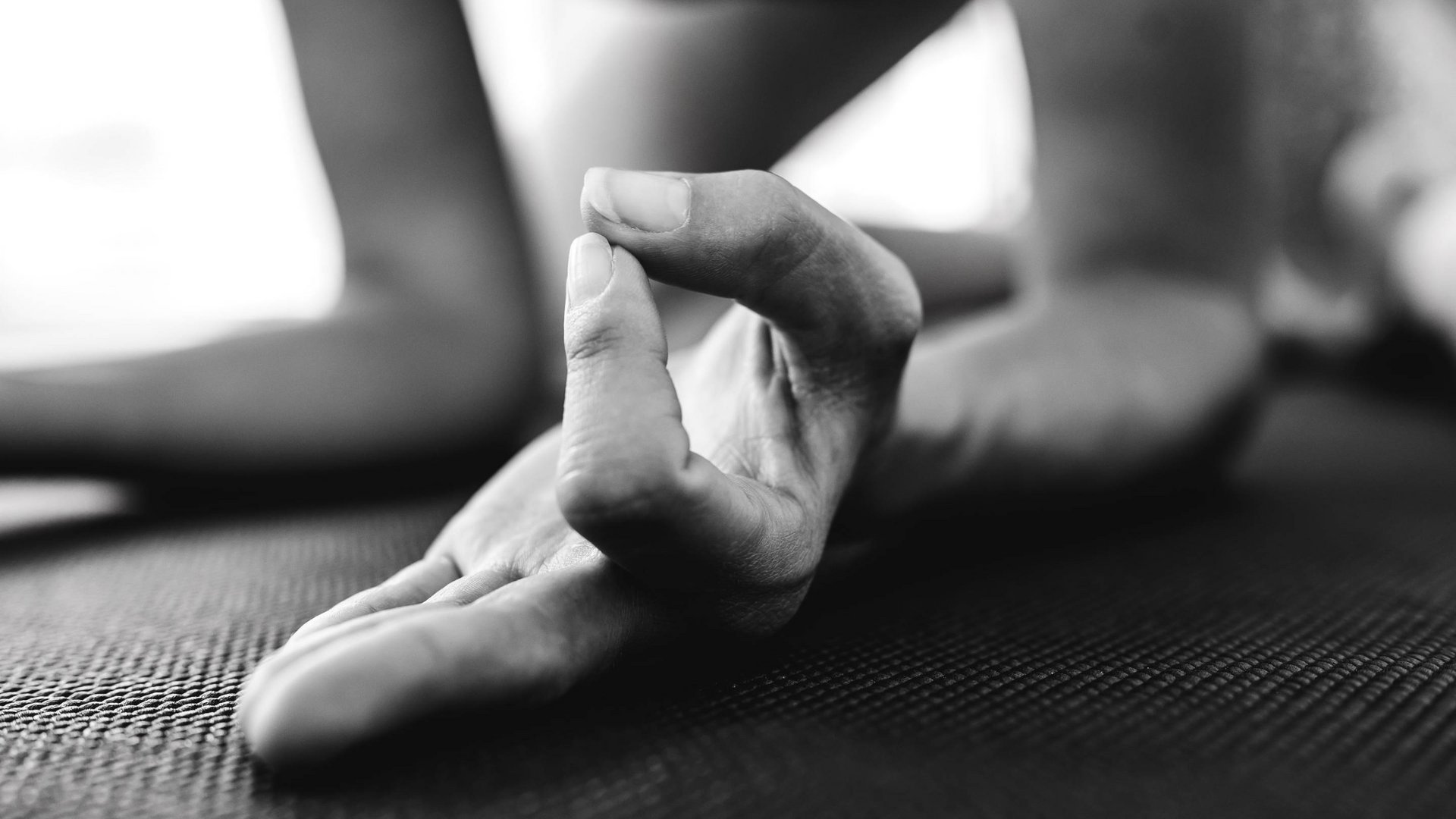 Un hotel con spa per famiglie e area fitness Mano in posizione mudra durante la meditazione su tappetino da yoga
