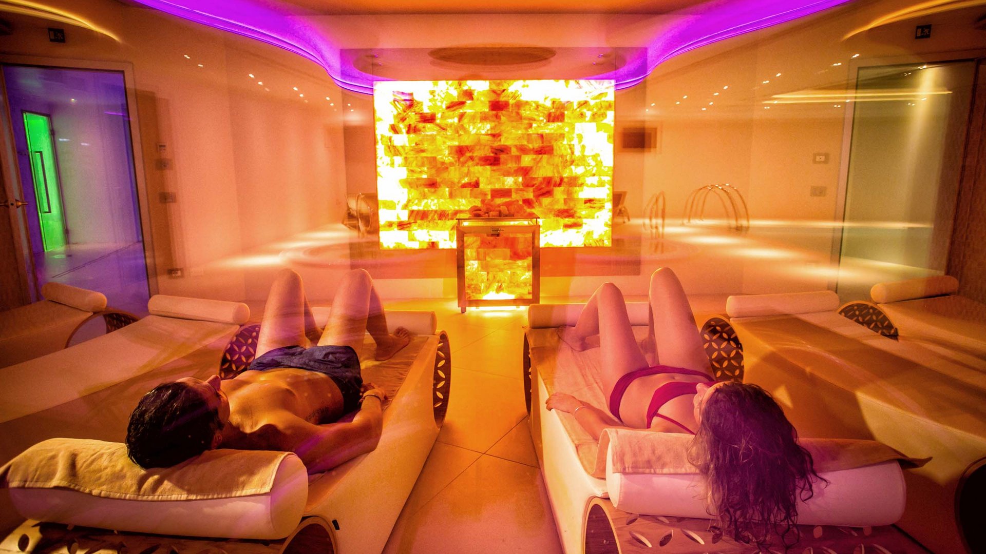 Assisi Cantico SPA - La tua SPA ad Assisi, Perugia, nell' Umbria più bella! Percorsi Benessere Massaggi Idee Regalo per Adulti e Bambini Persone sdraiate in lettini relax in una spa con illuminazione calda
