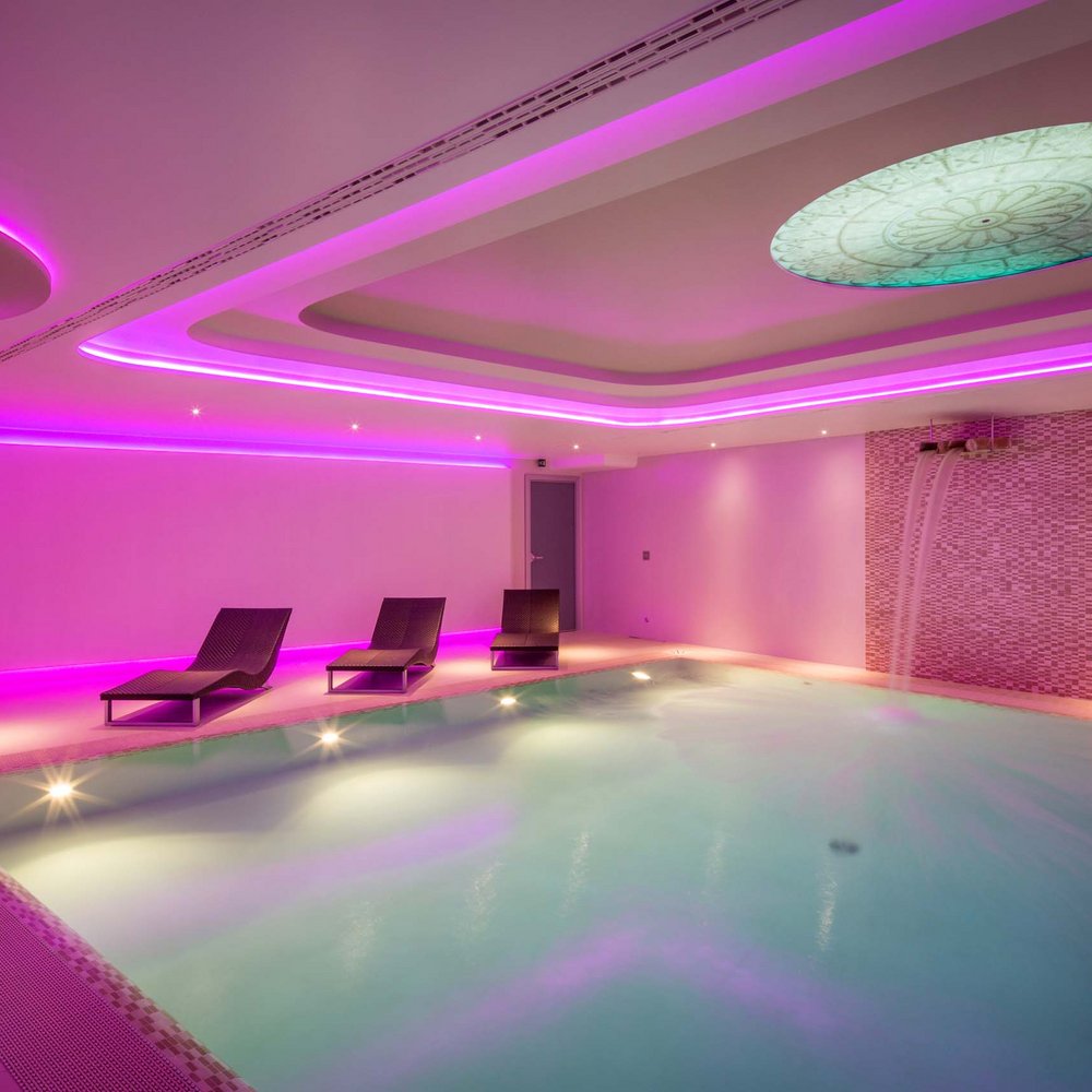 Un hotel accessibile, in Umbria, con una marcia in più Piscina interna con luci viola e tre lettini